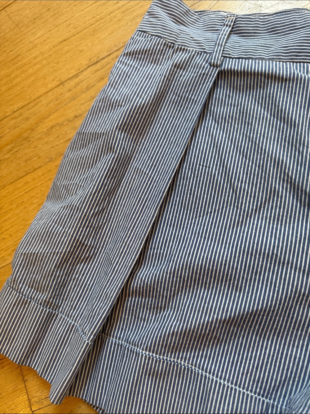 Banana Republic Navy and White Striped 4” pleated Shorts, size 12 - Picture 10 of 12